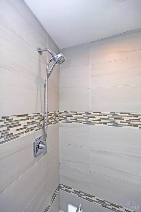 Bath - 7516 Kingston View Ct, Cincinnati, OH 45255 photo 4 of 6