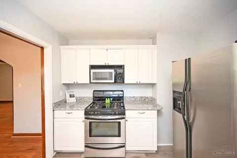 Kitchen - 3800 Settle Rd, Mariemont, OH 45227 photo 3 of 4