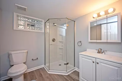 Bath - 3800 Settle Rd, Mariemont, OH 45227 photo 3 of 3