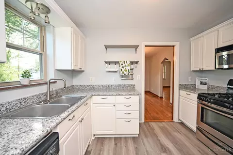 Kitchen - 3800 Settle Rd, Mariemont, OH 45227 photo 4 of 4
