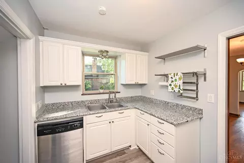 Kitchen - 3800 Settle Rd, Mariemont, OH 45227 photo 2 of 4