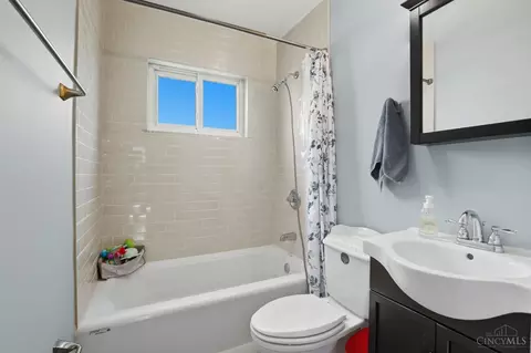 Bath - 1119 Oldwick Dr, Reading, OH 45215 photo 4 of 4