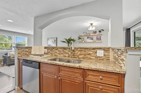 Kitchen - 11489 Gravenhurst Dr, Cincinnati, OH 45231 photo 2 of 4