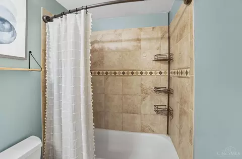 Bath - 11489 Gravenhurst Dr, Cincinnati, OH 45231 photo 3 of 5