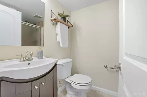 Bath - 11489 Gravenhurst Dr, Cincinnati, OH 45231 photo 4 of 5