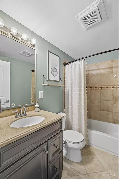 Bath - 11489 Gravenhurst Dr, Cincinnati, OH 45231 photo 2 of 5