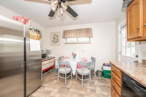 Kitchen - 4730 Hardwick Dr, Cincinnati, OH 45238 photo 3 of 5