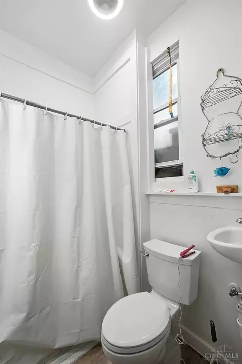 Bath - 844 Windham Ave, Cincinnati, OH 45229 photo 2 of 5