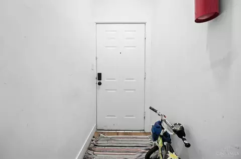 Entry Way - 844 Windham Ave, Cincinnati, OH 45229 photo 1 of 4