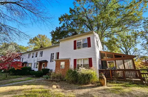 61 Flanders Ln, Greenhills, OH 45218