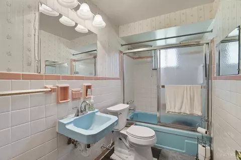 Bath - 580 Lang Rd, Cincinnati, OH 45244 photo 1 of 1