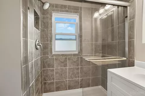 Bath - 210 Vine St, Reading, OH 45215 photo 3 of 8