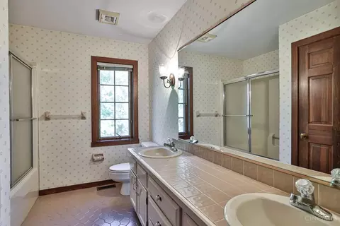Bath - 445 Bishopsbridge Dr, Cincinnati, OH 45255 photo 5 of 7