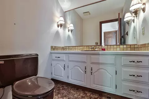 Bath - 445 Bishopsbridge Dr, Cincinnati, OH 45255 photo 4 of 7