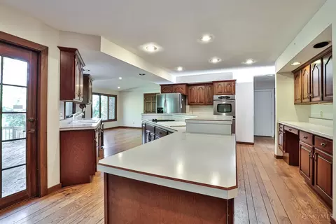 Kitchen - 445 Bishopsbridge Dr, Cincinnati, OH 45255 photo 3 of 5