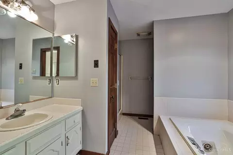 Bath - 445 Bishopsbridge Dr, Cincinnati, OH 45255 photo 2 of 7