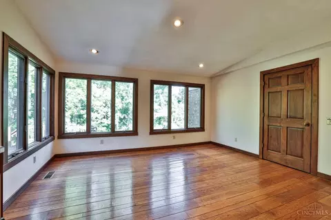Living - 445 Bishopsbridge Dr, Cincinnati, OH 45255 photo 5 of 6