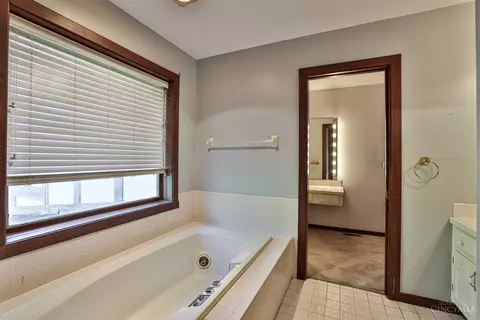 Bath - 445 Bishopsbridge Dr, Cincinnati, OH 45255 photo 3 of 7