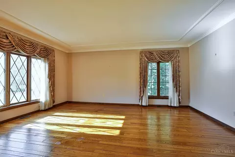 Living - 445 Bishopsbridge Dr, Cincinnati, OH 45255 photo 1 of 6