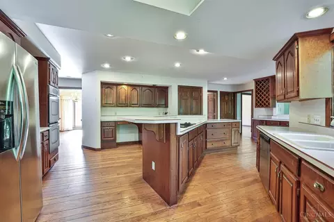 Kitchen - 445 Bishopsbridge Dr, Cincinnati, OH 45255 photo 1 of 5