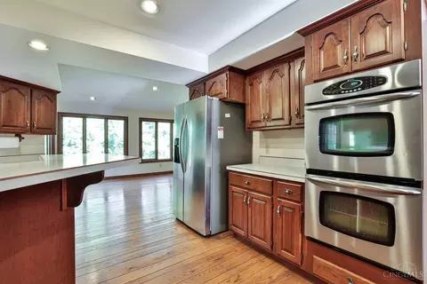 Kitchen - 445 Bishopsbridge Dr, Cincinnati, OH 45255 photo 4 of 5