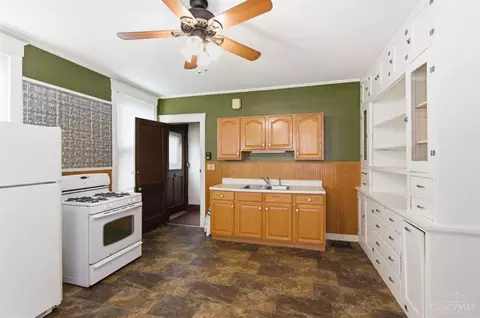 Kitchen - 27 Phillips Ave, Saint Bernard, OH 45217 photo 8 of 9