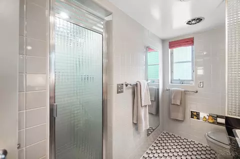 Bath - 8389 Arborcrest Dr, Cincinnati, OH 45236 photo 3 of 5