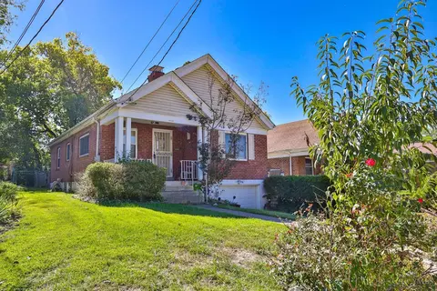 Exterior - 6708 Hampton Dr, Silverton, OH 45236 photo 2 of 10