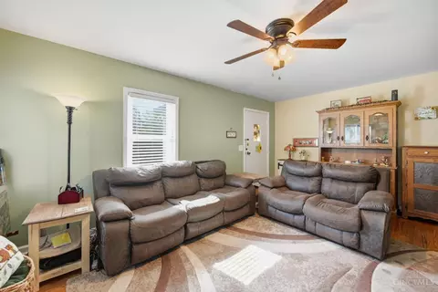Living - 162 Ridgeway Rd, Cincinnati, OH 45216 photo 3 of 4