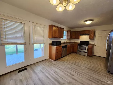 Kitchen - 103 Stone Trace Dr, Mount Orab, OH 45154 photo 1 of 2