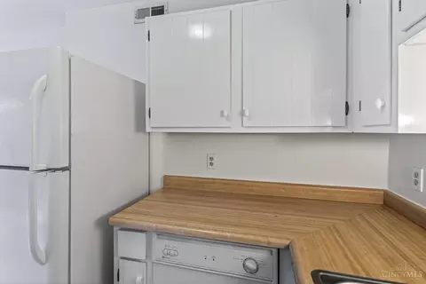 Kitchen - 1696 Devils Backbone Rd, Cincinnati, OH 45233 photo 3 of 4