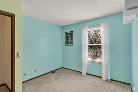 Bedroom - 1696 Devils Backbone Rd, Cincinnati, OH 45233 photo 7 of 10