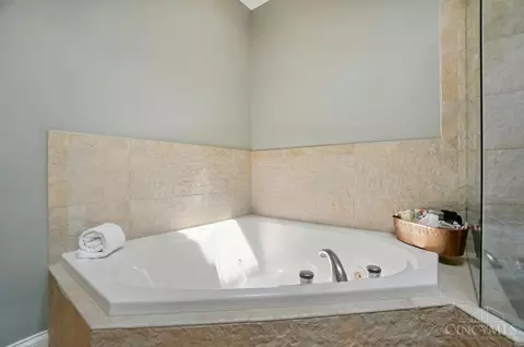Bath - 2731 Cleinview Ave, Cincinnati, OH 45206 photo 9 of 17