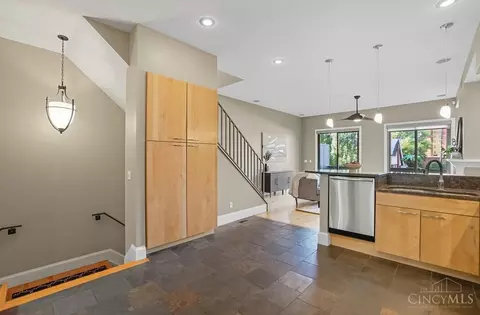 Entry Way - 2731 Cleinview Ave, Cincinnati, OH 45206 photo 5 of 10