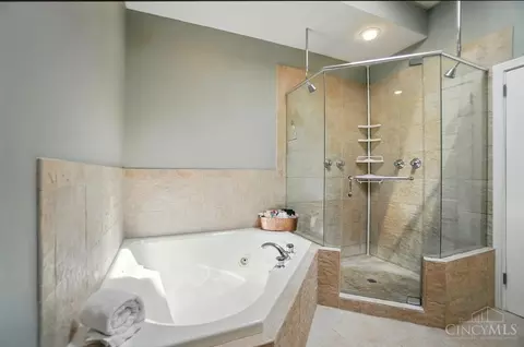Bath - 2731 Cleinview Ave, Cincinnati, OH 45206 photo 8 of 17