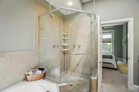 Bath - 2731 Cleinview Ave, Cincinnati, OH 45206 photo 10 of 17