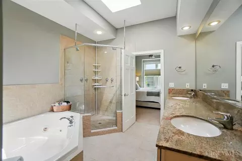 Bath - 2731 Cleinview Ave, Cincinnati, OH 45206 photo 4 of 17