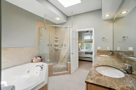 Bath - 2731 Cleinview Ave, Cincinnati, OH 45206 photo 6 of 17