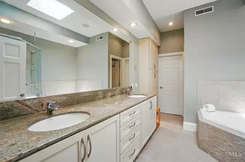 Bath - 2731 Cleinview Ave, Cincinnati, OH 45206 photo 5 of 17