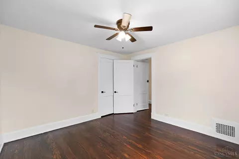 Bedroom - 1650 Rose Pl, Cincinnati, OH 45237 photo 6 of 8