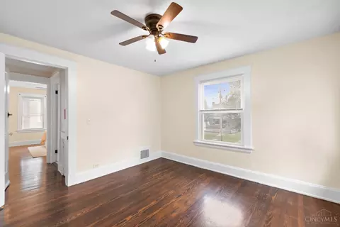 Bedroom - 1650 Rose Pl, Cincinnati, OH 45237 photo 4 of 8