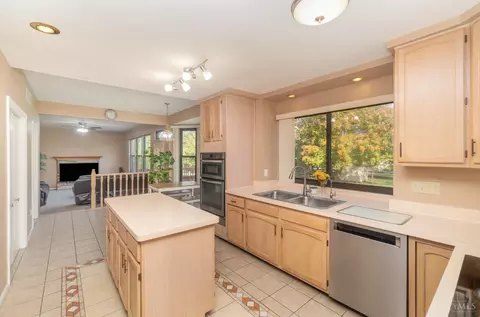 Kitchen - 7940 Stablegate Ln, Maineville, OH 45039 photo 4 of 5