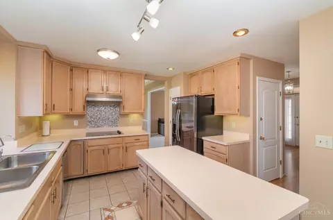 Kitchen - 7940 Stablegate Ln, Maineville, OH 45039 photo 2 of 5