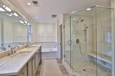 Bath - 6790 Marblehead Dr, Cincinnati, OH 45243 photo 2 of 5