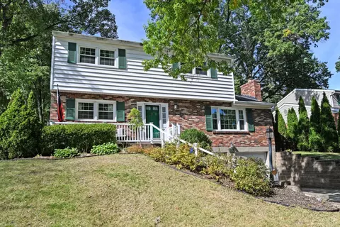 809 Carini Ln, Greenhills, OH 45218 photo 2