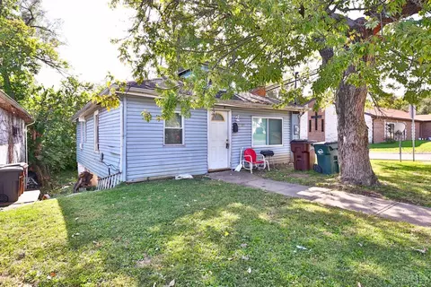 Exterior - 1401 Chamberlain Ave, Lincoln Heights, OH 45215 photo 2 of 3