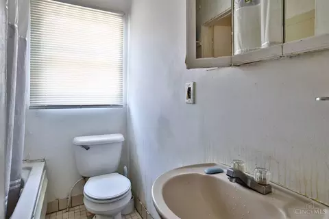 Bath - 1401 Chamberlain Ave, Lincoln Heights, OH 45215 photo 1 of 1