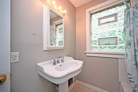 Bath - 1205 Amanda Pl, Cincinnati, OH 45205 photo 2 of 4