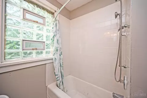 Bath - 1205 Amanda Pl, Cincinnati, OH 45205 photo 3 of 4