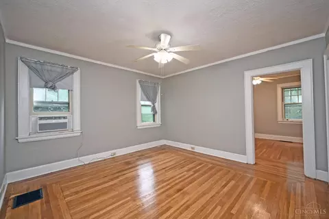 Living - 1205 Amanda Pl, Cincinnati, OH 45205 photo 4 of 6
